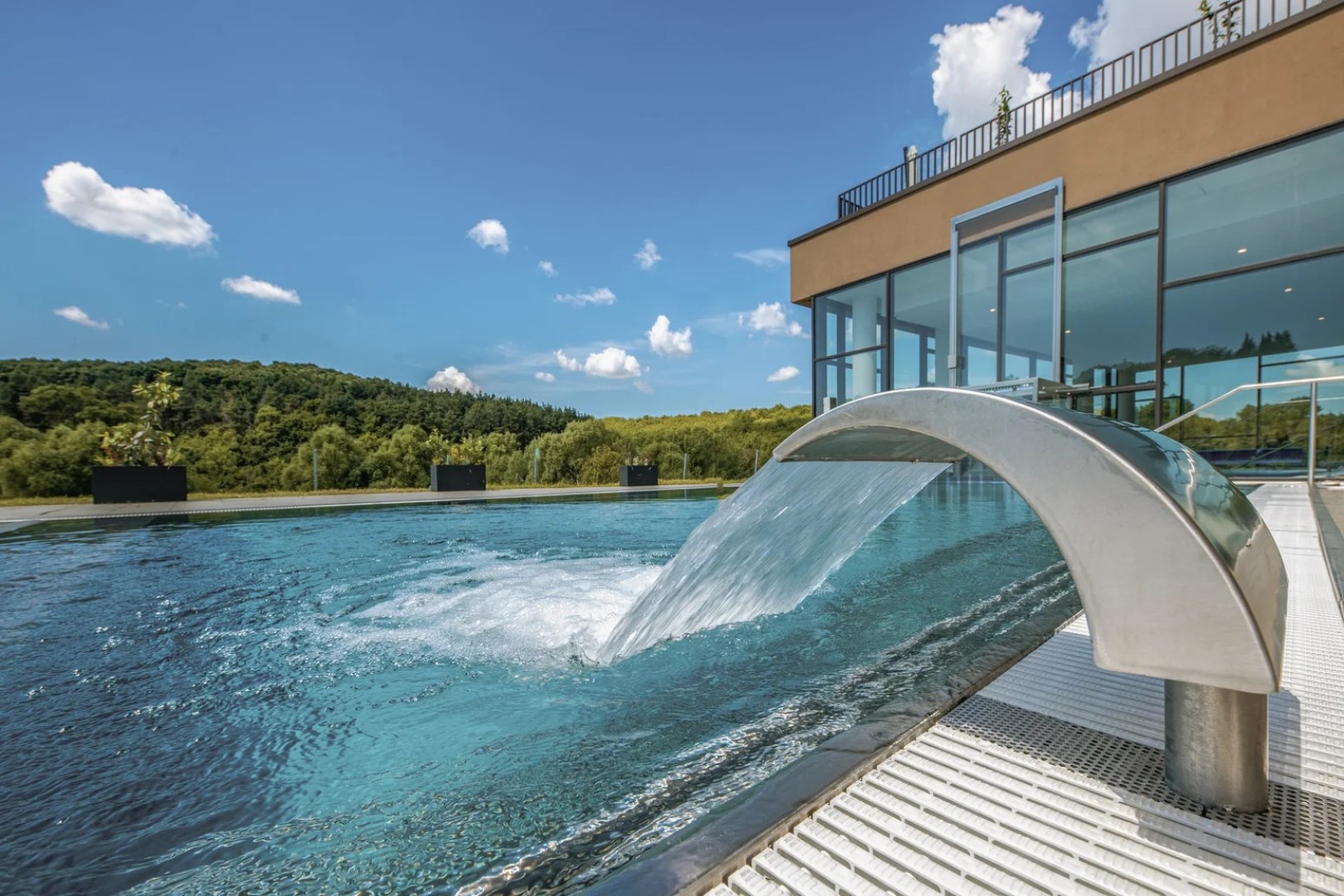 Hotel Essence terasz festői környezetben